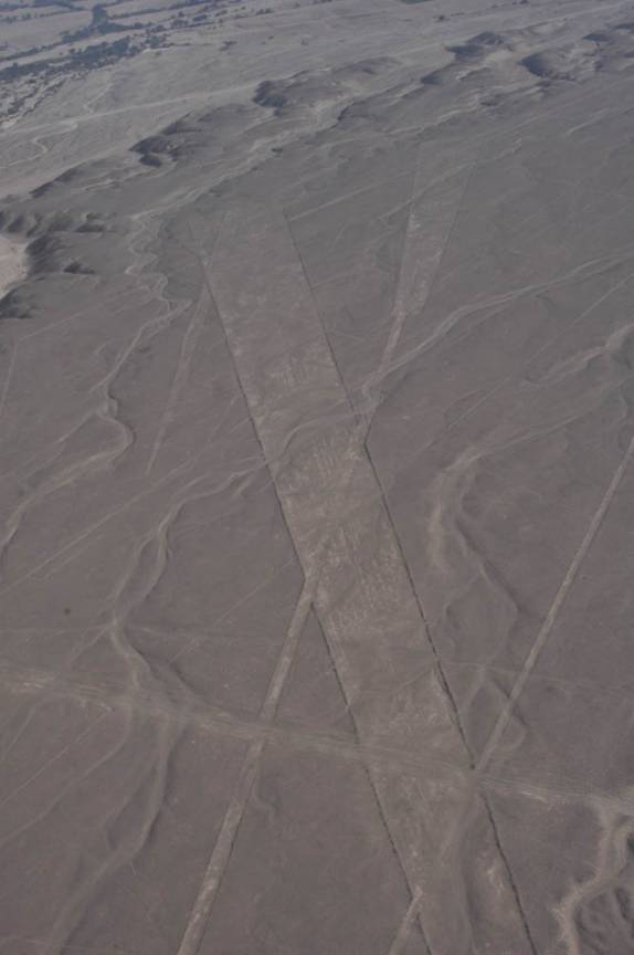 Deserto cortado por linhas e desenhos em Nazca - Peru